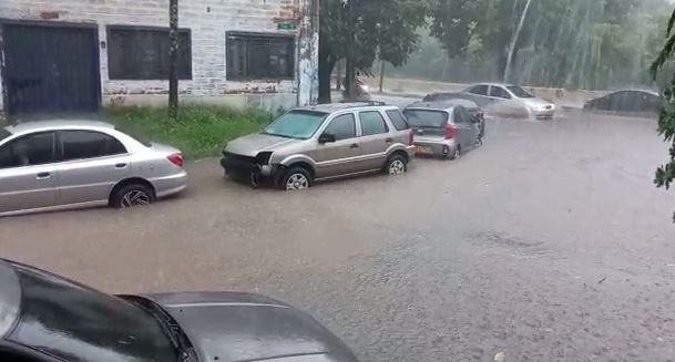 (Video) Fuertes lluvias causan inundaciones en Medellín