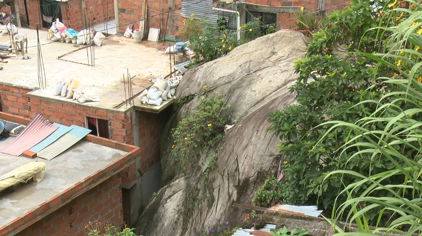 Desintegran roca que tenía 20 viviendas en riesgo en Bello