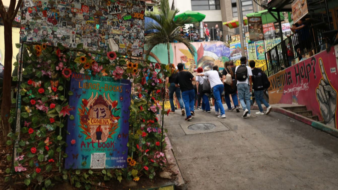 Estudiantes recorren Comuna 13 guiados por mujeres víctimas del conflicto armado