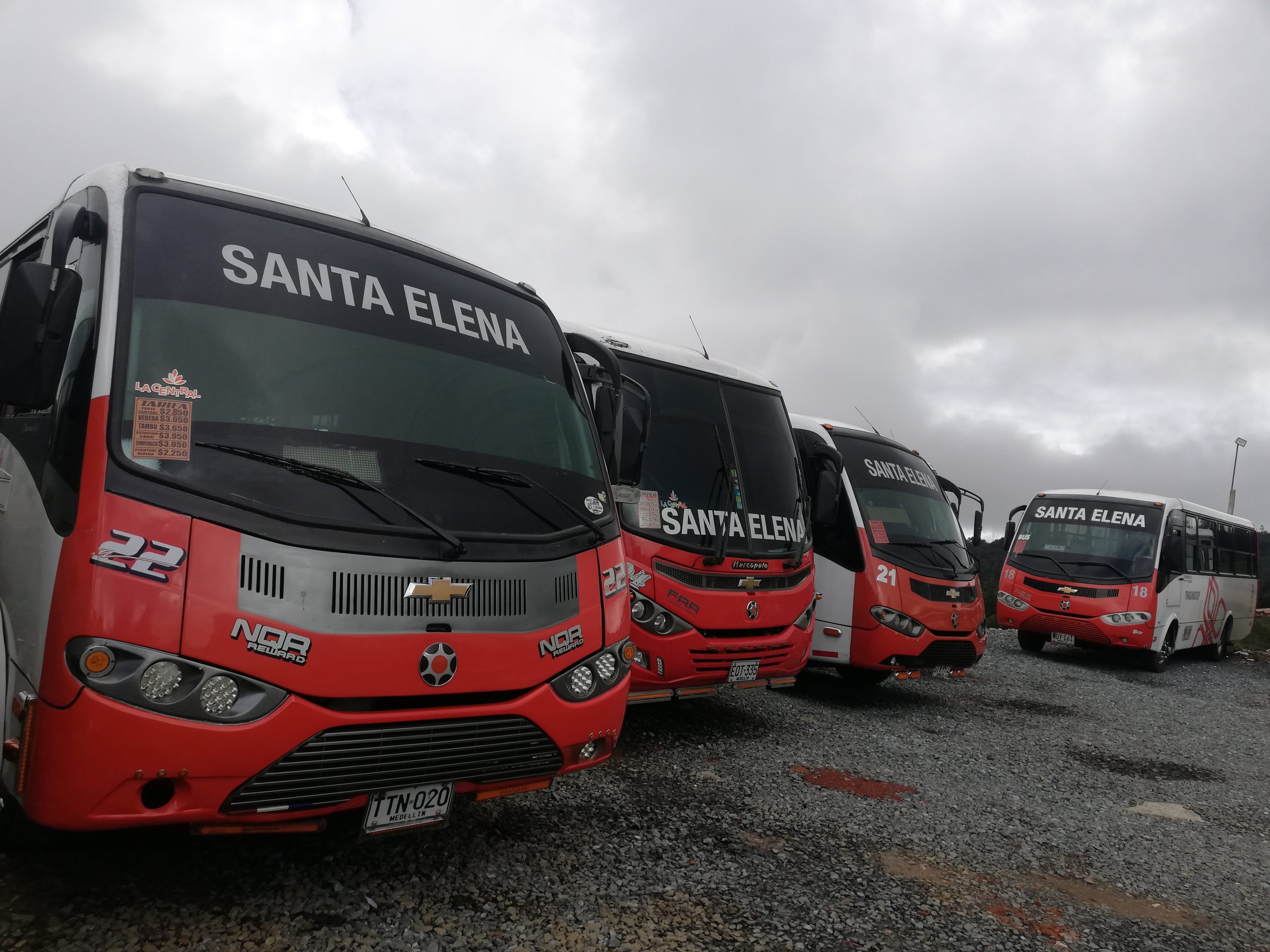 Empresas de transporte, afectadas por daños en vía a Santa Elena