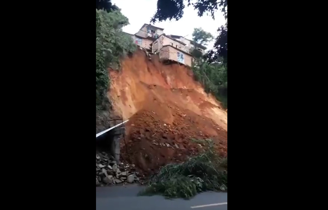 5 negocios y 22 viviendas debieron ser evacuadas por deslizamiento en Manrique