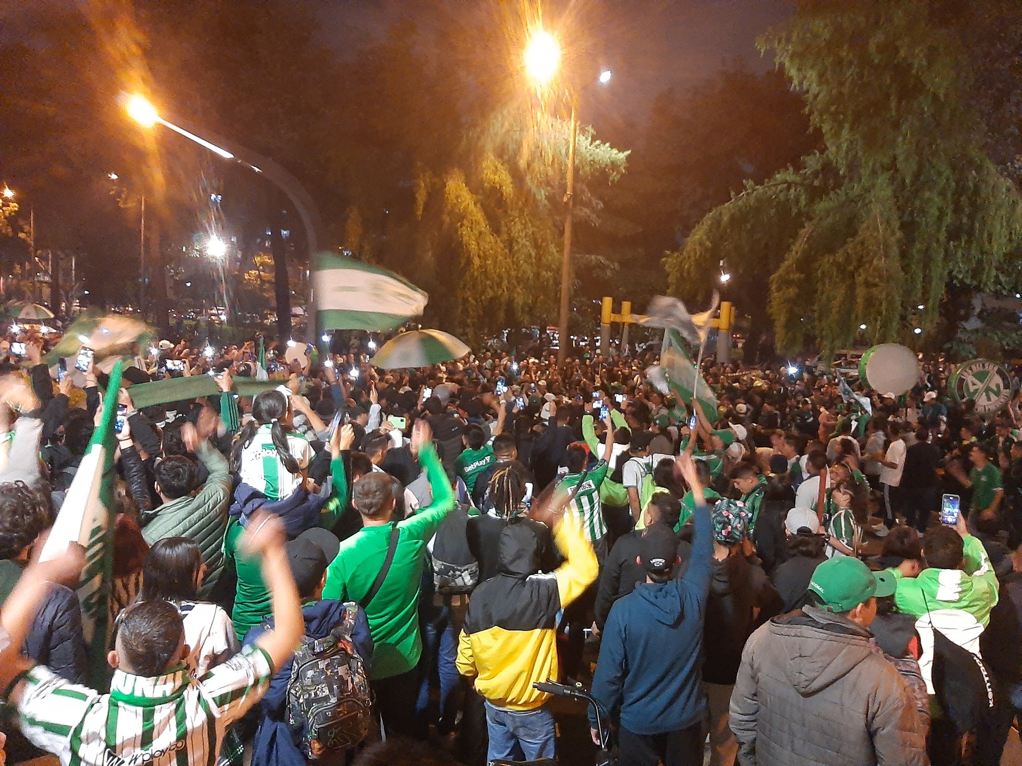 ¡Banderazo verde en Bogotá! Nacional va por la victoria