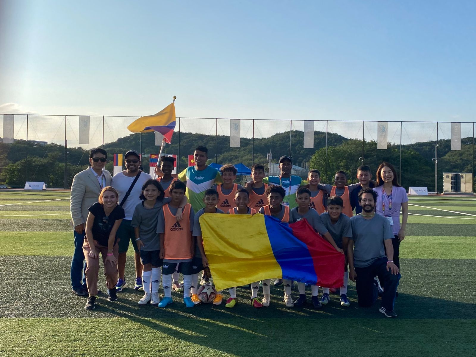 Selección de fútbol del ÍNDER Medellín campeones en Corea del Sur