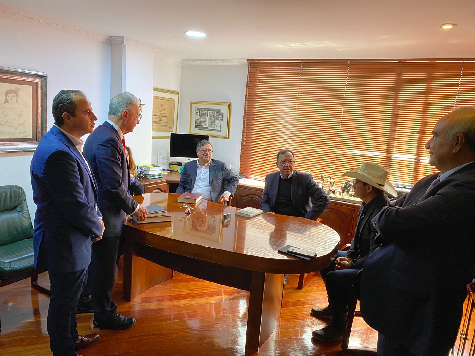 (Video) Se conocieron imágenes del encuentro entre Uribe y Petro