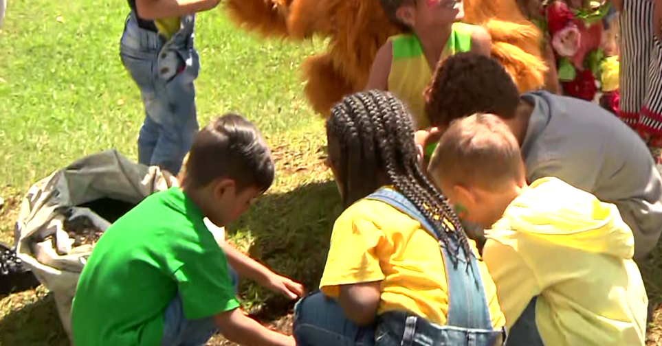 Niños de Buen Comienzo sembraron 30 árboles