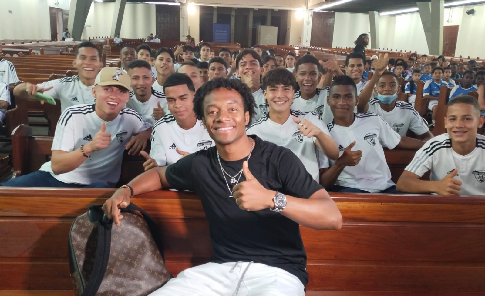 Cuadrado compartió con los niños de su fundación