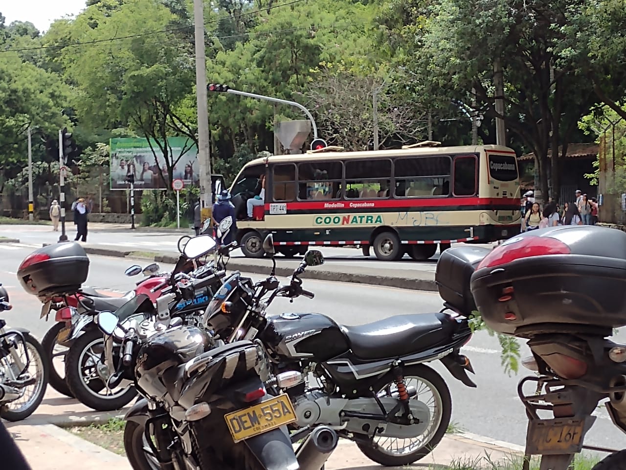 Manifestantes En La U. De A. Atraviesan Un Bus Y Bloquean La Calle ...