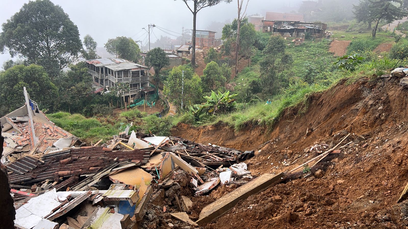 Cinco viviendas en pérdida total por deslizamiento de tierra en El Faro