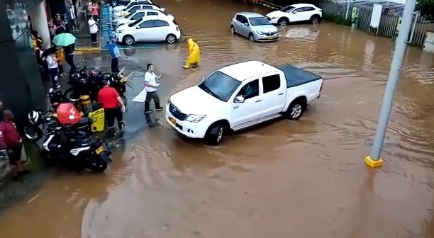 (Video) Inundaciones por fuertes lluvias en el sur de Medellín