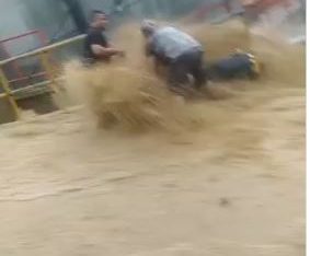 (Video) hombres se enfrentaron al diluvio para rescatar una moto