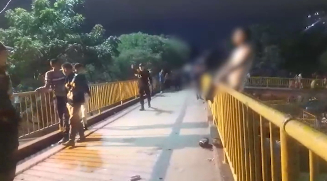 [Video] Policías evitaron que un hombre se lanzara desde un puente en Medellín