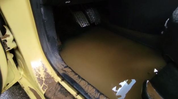 (Video) Hasta un taxi se inundó por las fuertes lluvias en Medellín