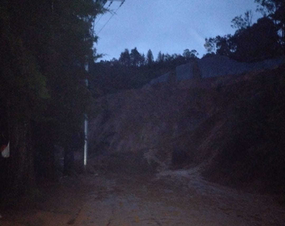 Vía a Santa Elena amaneció cerrada por caída de rocas