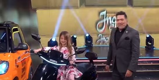 (Video) Niña casi sufre accidente con moto en estudio de TV