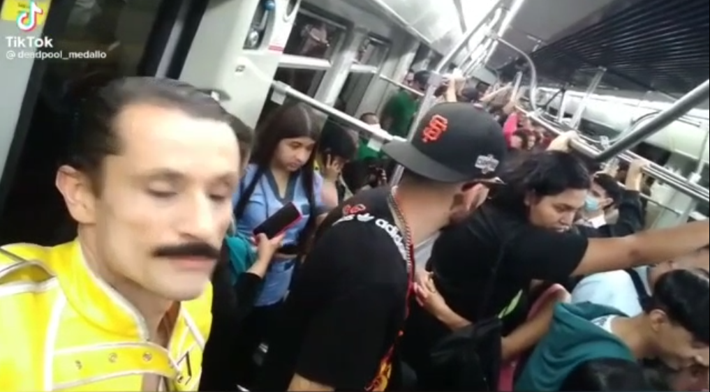 Freddie Mercury paisa alegró la tarde en un vagón del Metro