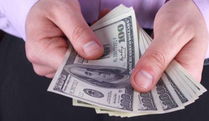 Cae el precio del dólar en el primer día de Gustavo Petro como presidente