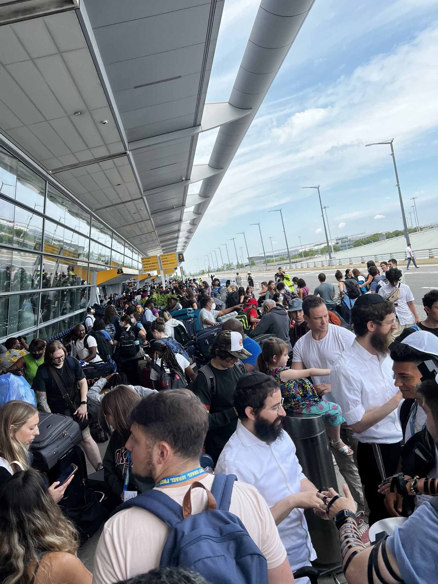 (Video) Evacúan aeropuerto de New York por alerta de seguridad