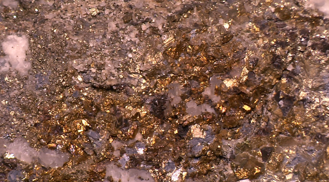 This is the gold route, visible at a depth of 570 meters