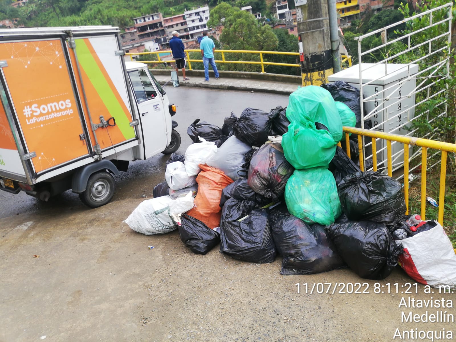 Con motocarros se recogen las basuras en Rodeo Alto, así es la odisea para llegar a las unidades residenciales