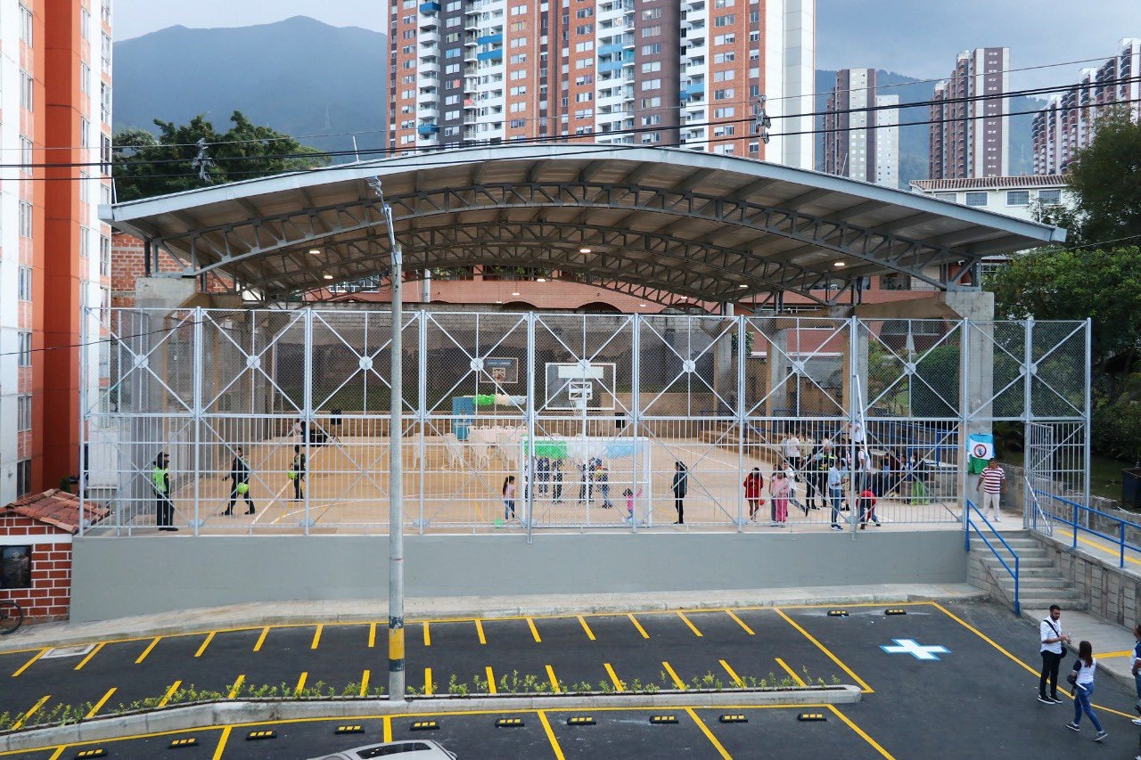 En la Estrella, en el barrio la Ferrería estrenan placa polideportiva