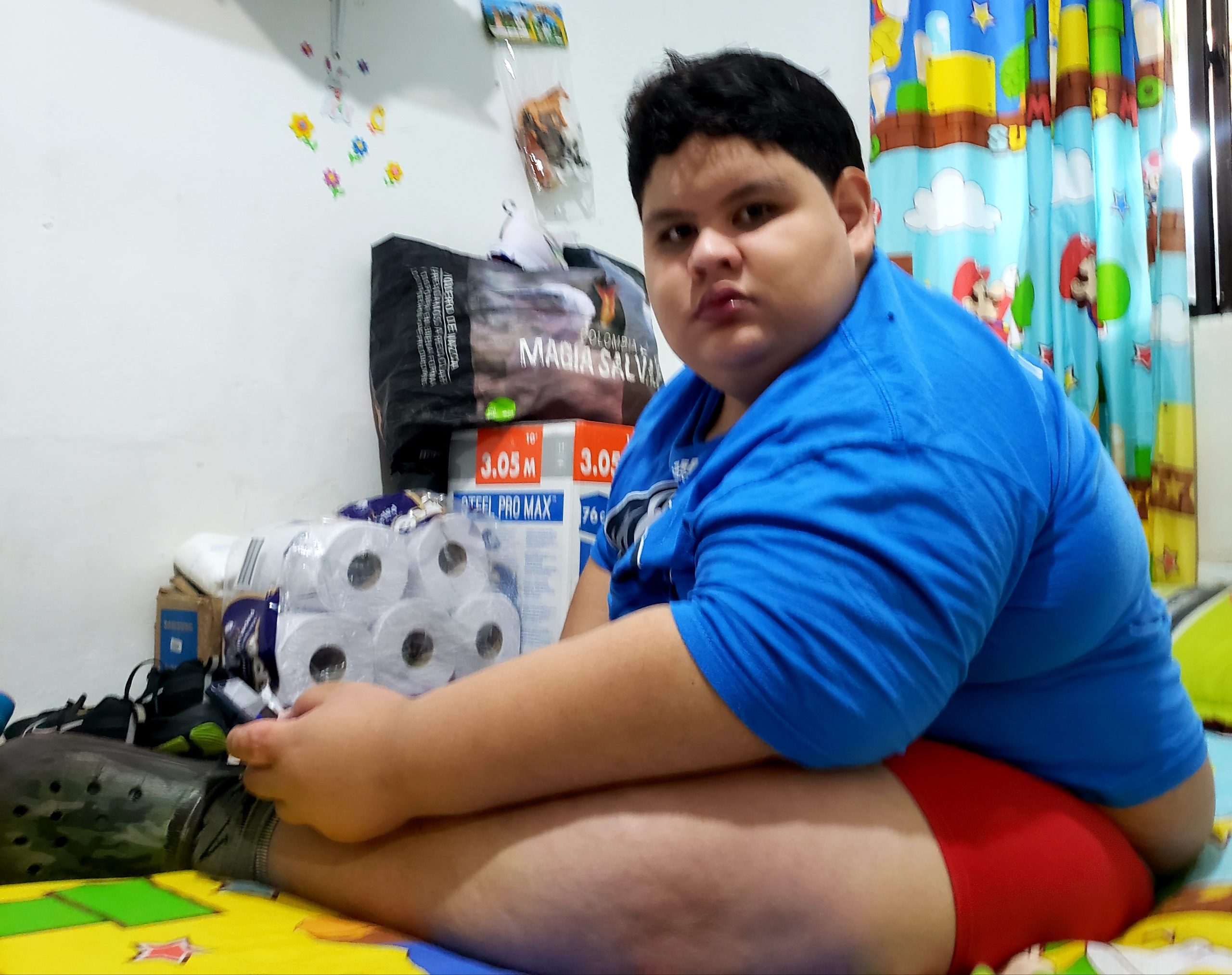 Claman por ayuda para niño de 12 años que pesa 132 kilos
