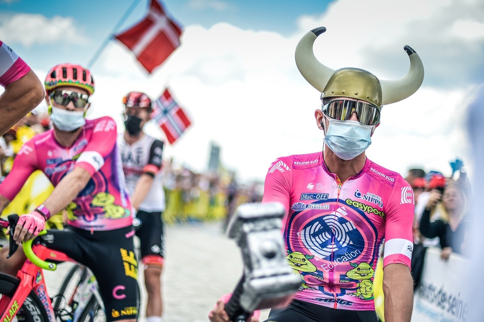 Rigo, un toro disfrazado de vikingo en el Tour de Francia