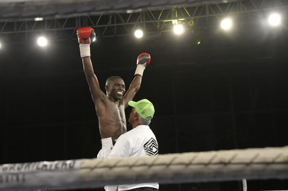 ¡Infalible! Yuberjen Martínez ganó por nocaut su primer combate como profesional