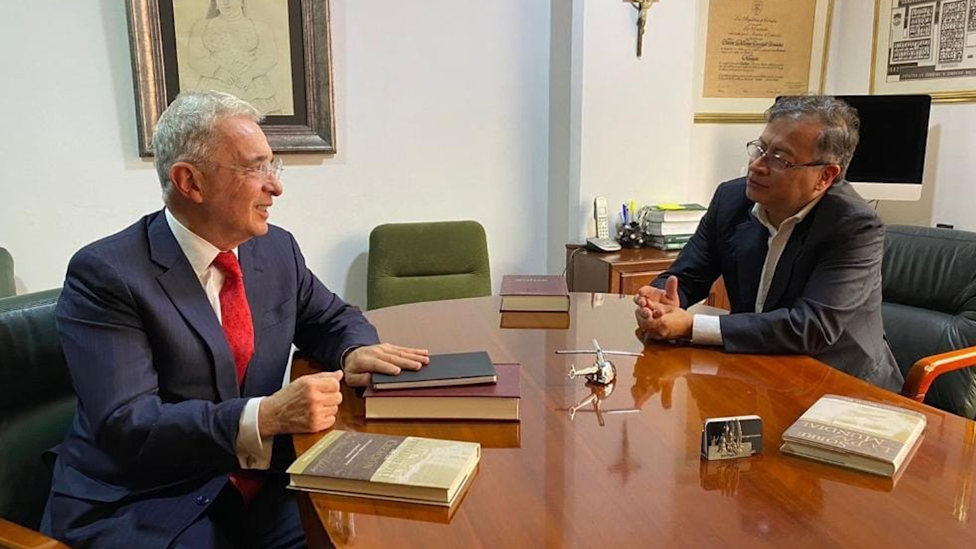 ¿De que hablaron Álvaro Uribe y Gustavo Petro este jueves 4 de agosto?