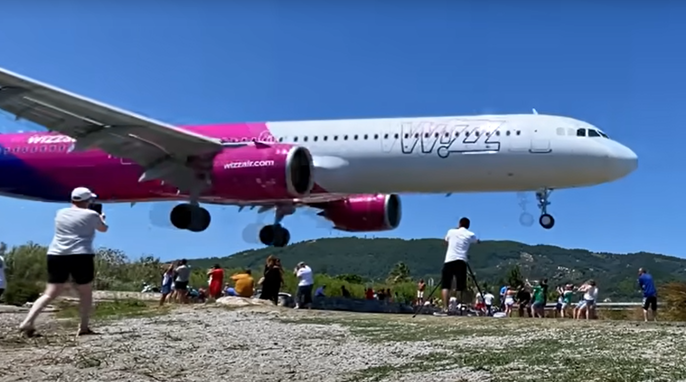 (VIDEO) Avión aterriza muy cerca de turistas en playa de Grecia