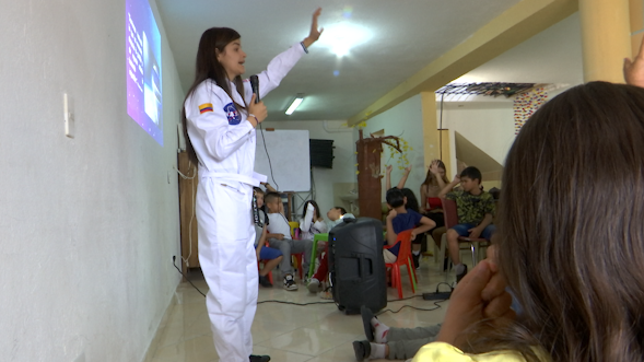 Astronautas visitan la comuna 13, para compartir con los niños conocimiento 