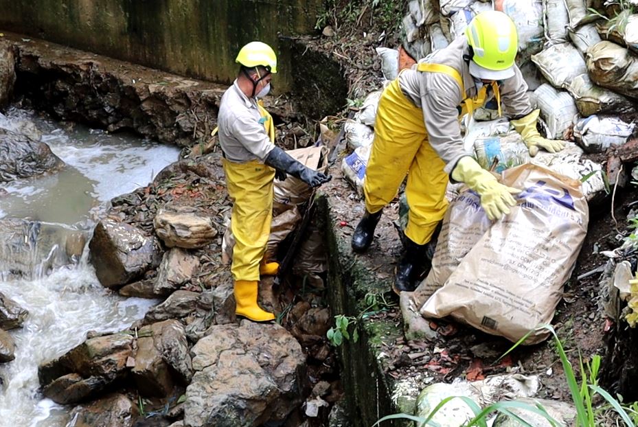 Basuras y desechos en quebradas son motivo de inundaciones en Medellín