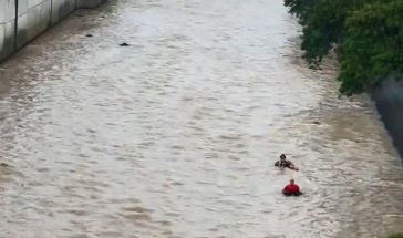 Navegantes en neumáticos desafiaron las aguas del río Medellín