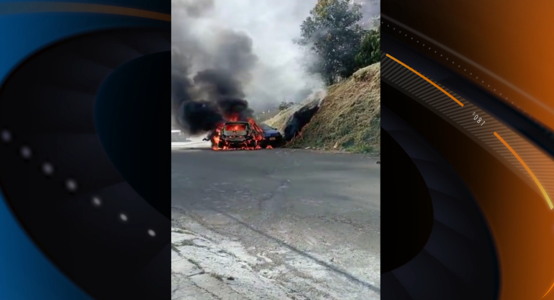 (Video) Dos vehículos se incendian luego de colisión múltiple