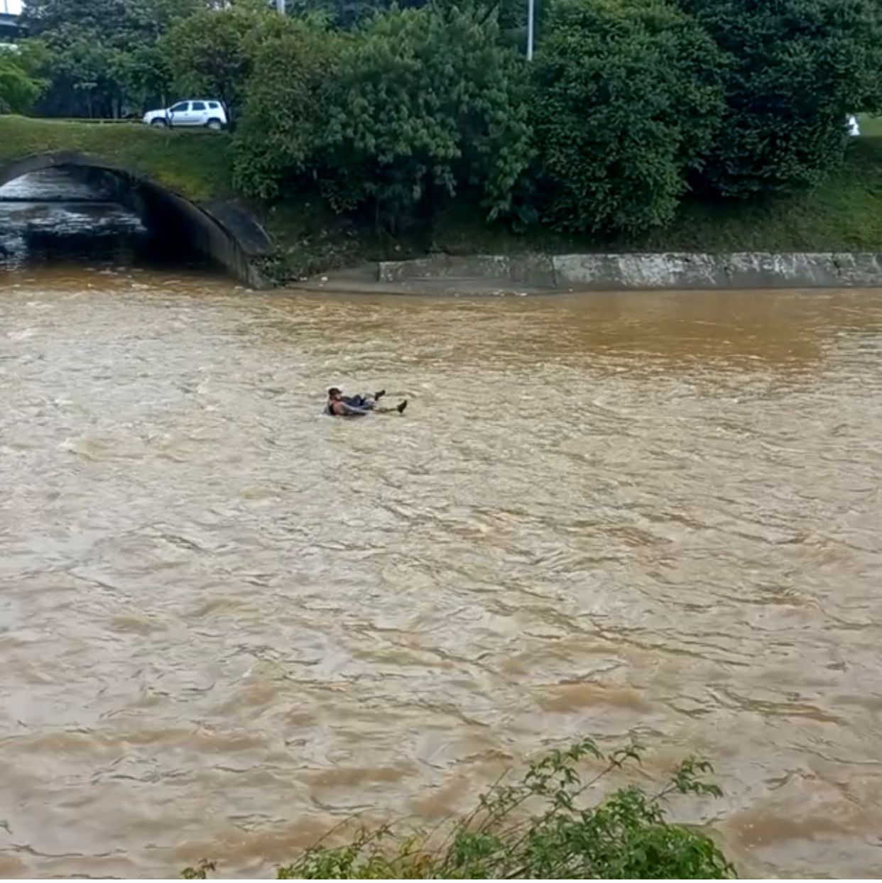 (Video) Tres personas protagonizaron curioso momento en el río Medellín