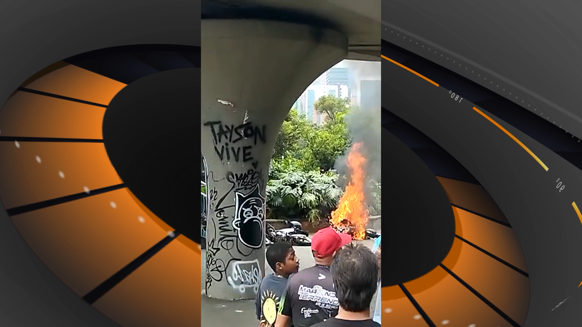 [Video] Una moto fue quemada y otra vandalizada en Medellín