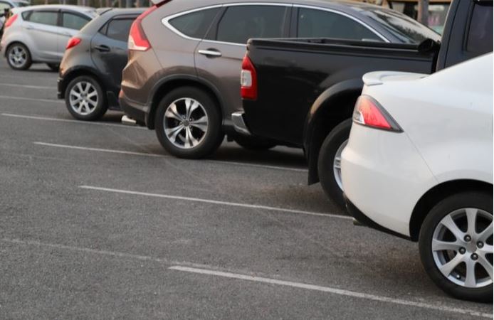 Los parqueaderos deben responder por daños y robo de vehículos