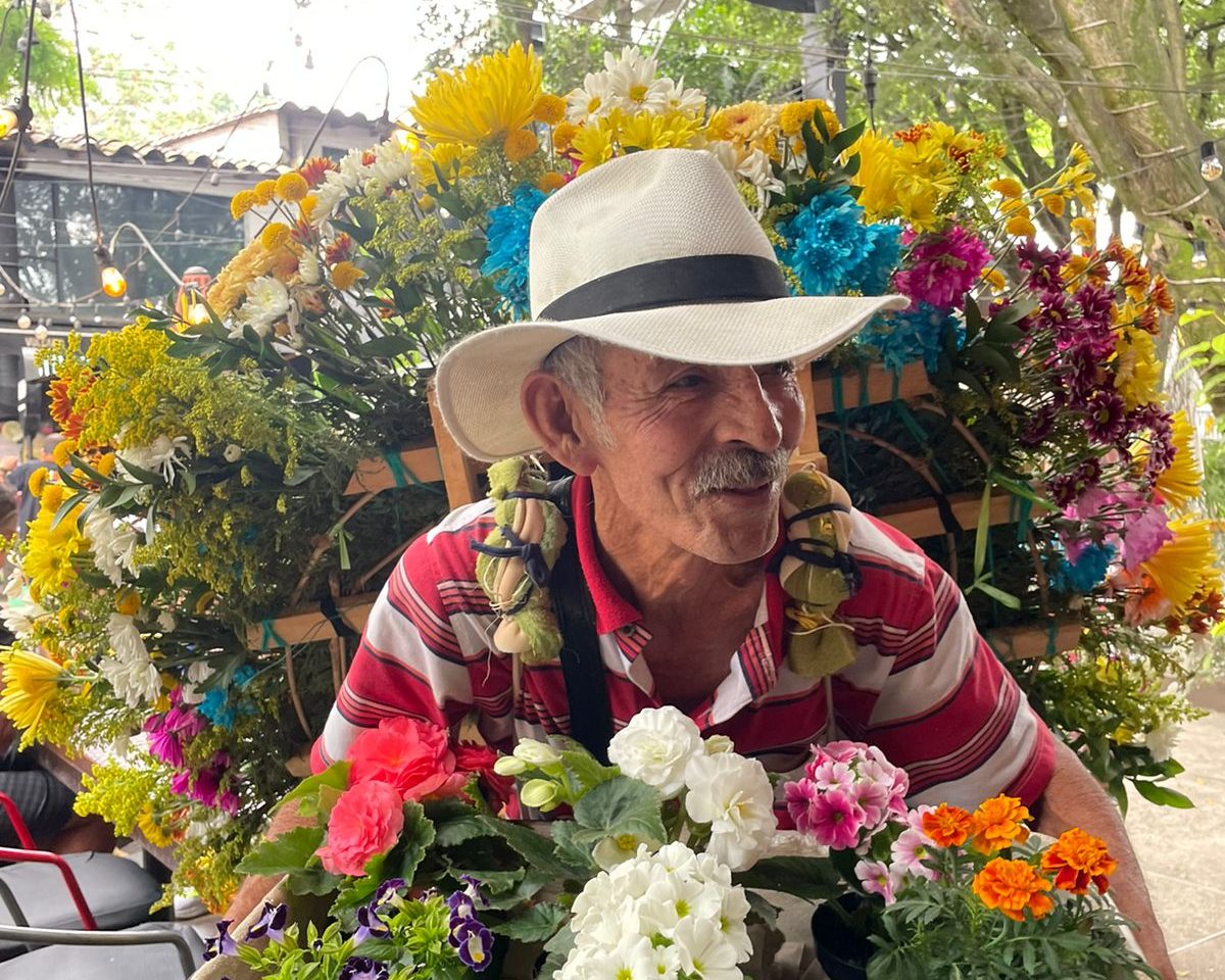 El vendedor de flores que con una silleta encanta en Provenza, en El Poblado