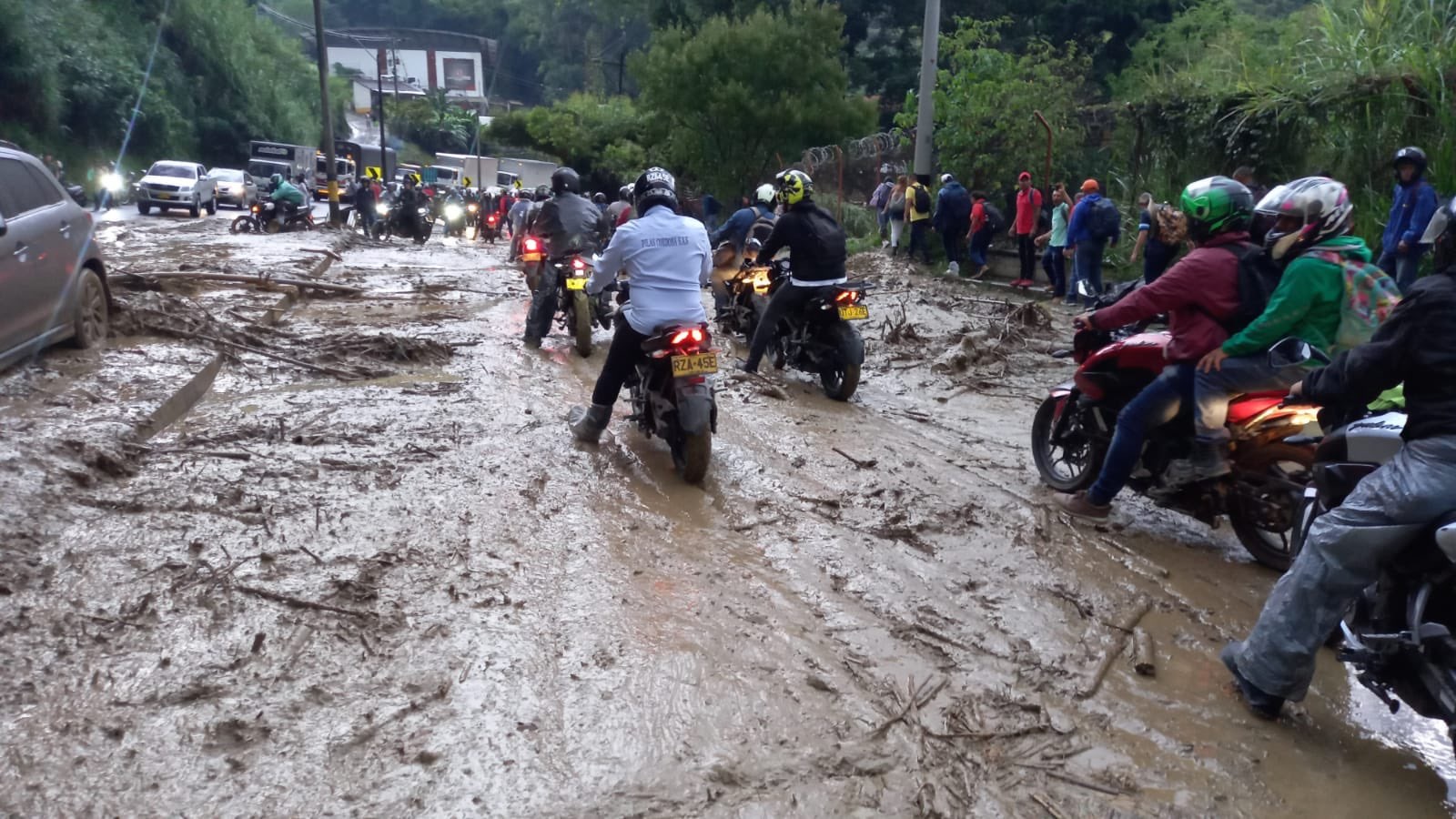 Cierre en la autopista Medellín - Bogotá por deslizamiento de tierra