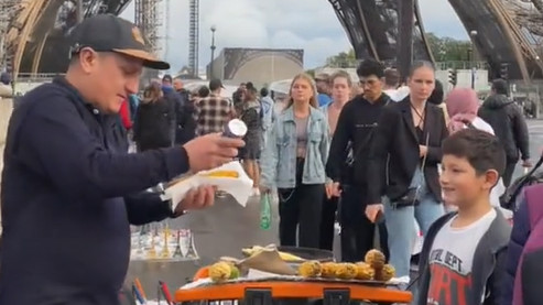 Colombiano se toma la Torre Eiffel vendiendo mazorca y morcilla