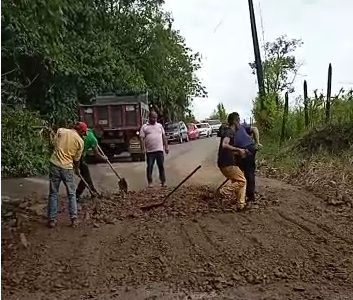 En Fredonia conductores hicieron convite para reparar la vía afectada por las lluvias
