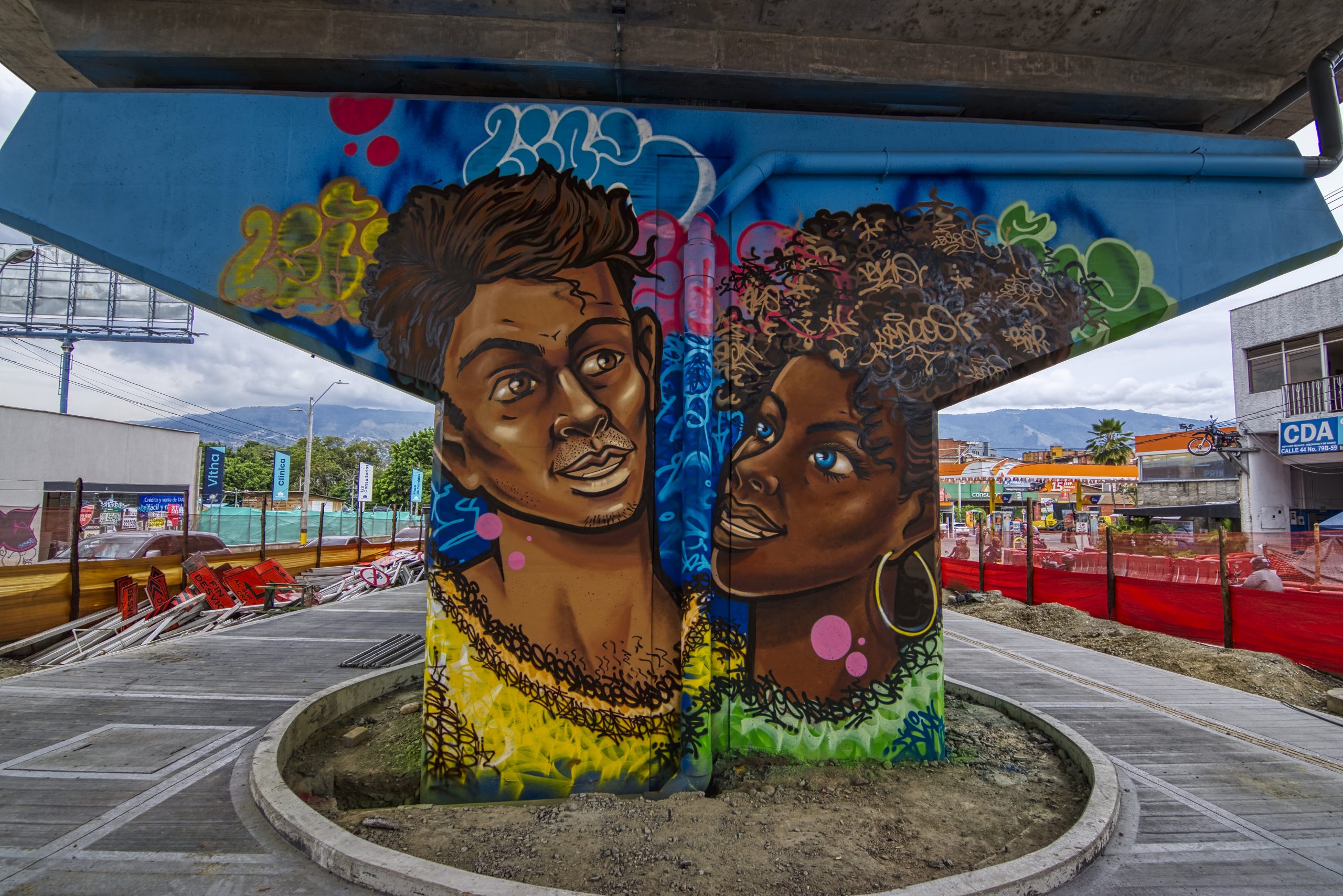 Artistas urbanos pintan murales en San Juan con la 80