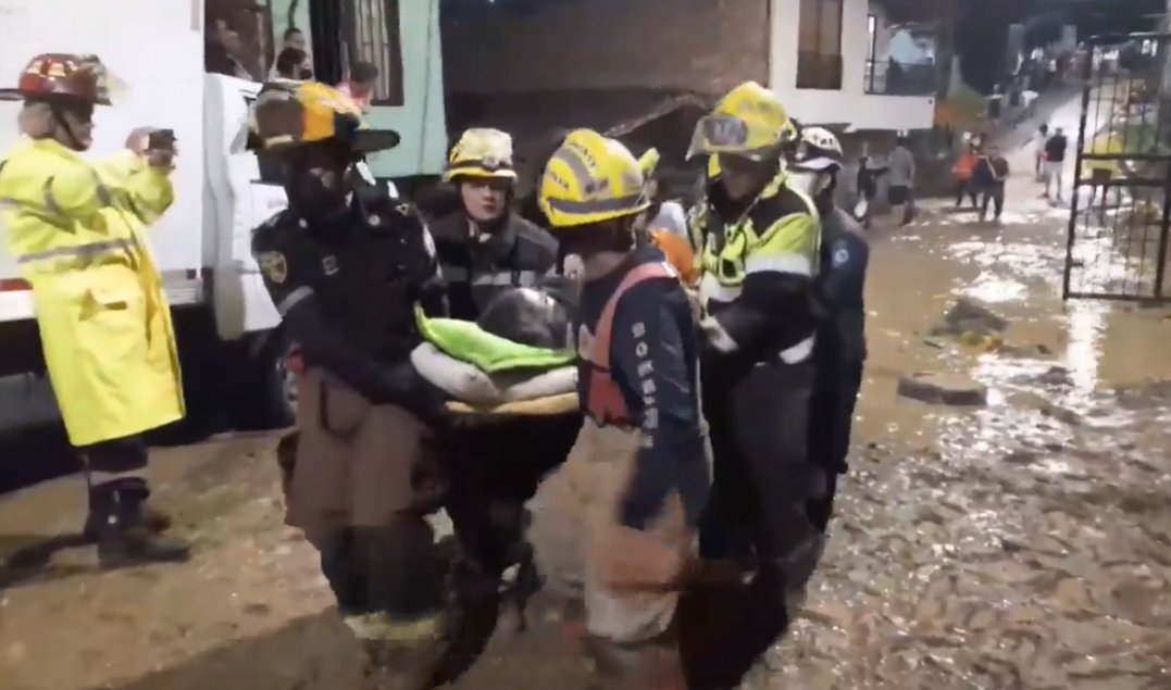 [Video] El dramático rescate de una mujer en La Estrella, atrapada por las fuertes lluvias