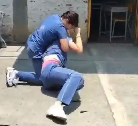 [Video] Pelea entre dos alumnas de un colegio en Cali