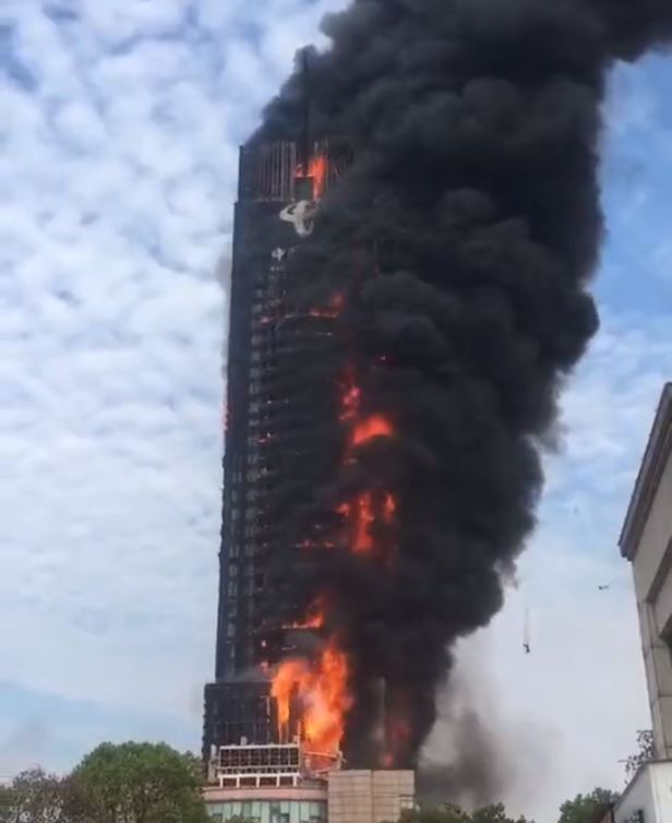 (Video) Incendio consume edificio de Telecomunicaciones en China