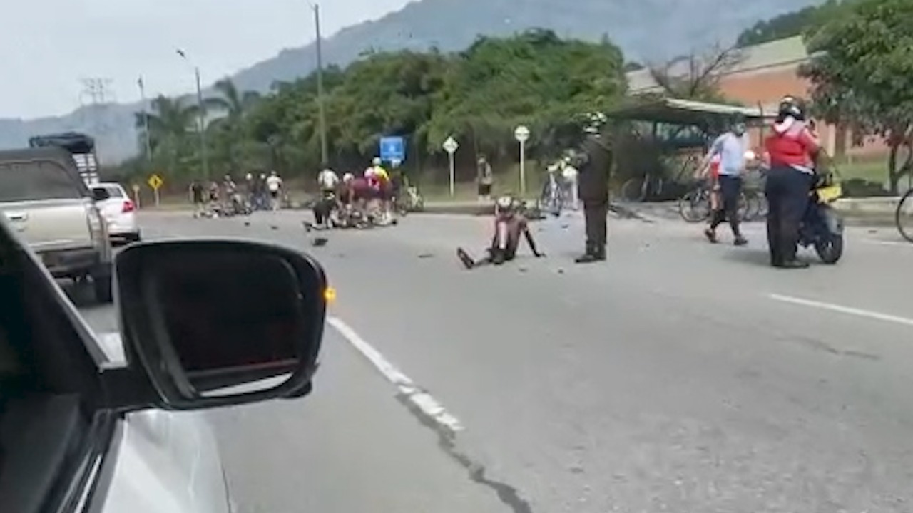 [Video] Un conductor arrolló a un grupo de ciclistas y se fugó