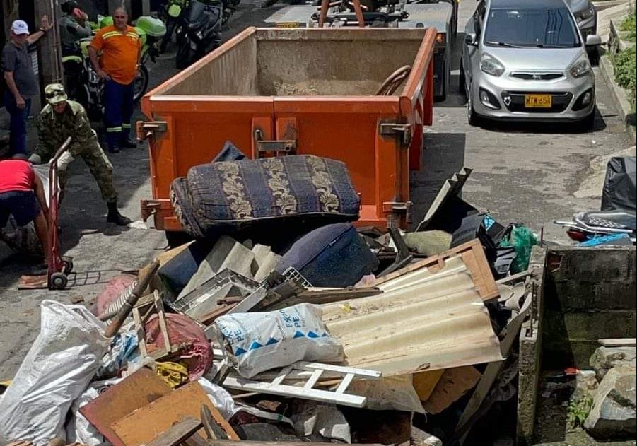 Colchones, llantas y hasta sanitarios en las quebradas de Medellín