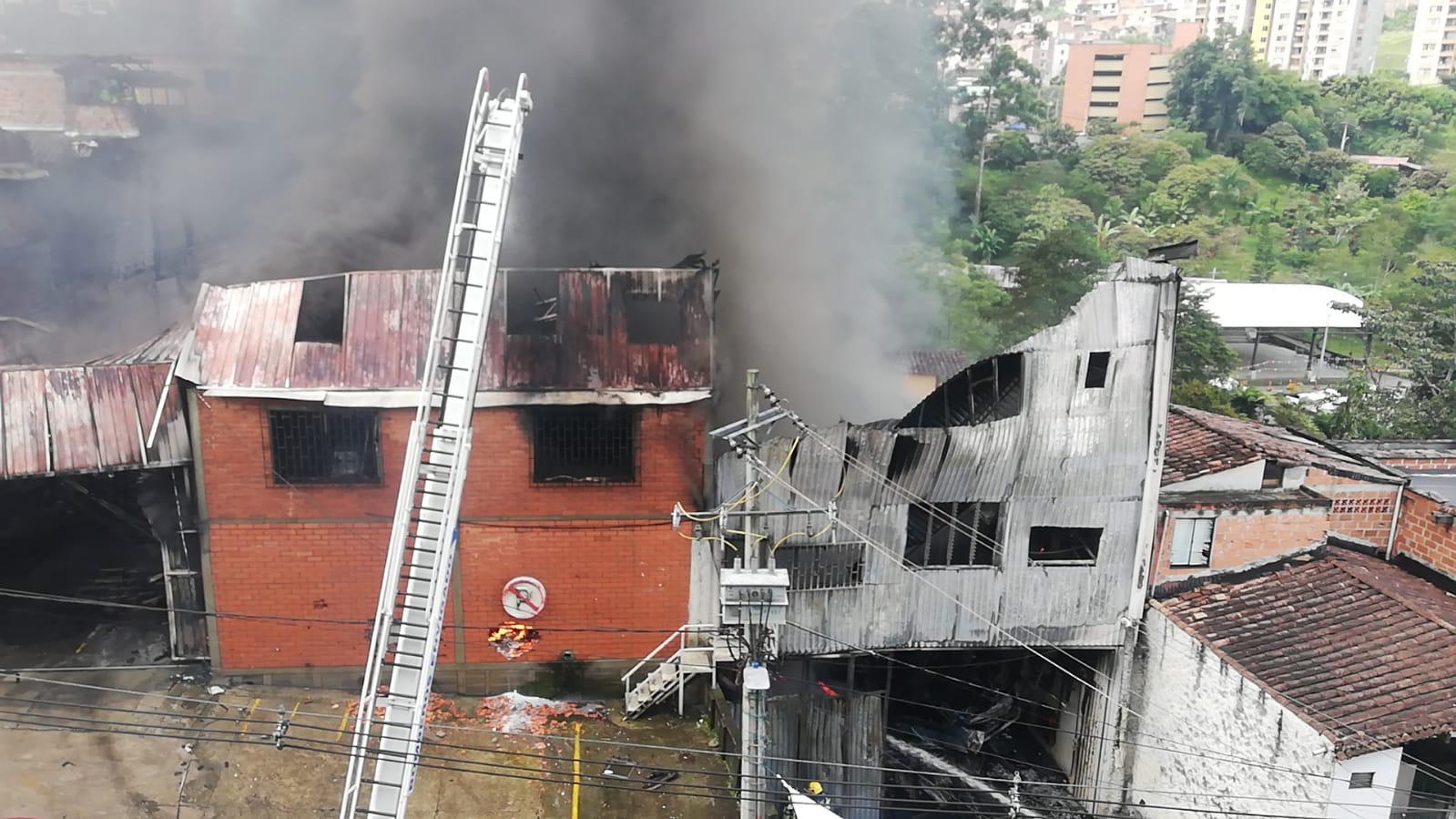 Así se vivió la emergencia en Envigado, incendio dejó una persona lesionada y una fábrica consumida por las llamas