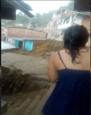Quebrada La Rafita inundó varias viviendas en el sector El Pacífico del barrio 13 de Noviembre