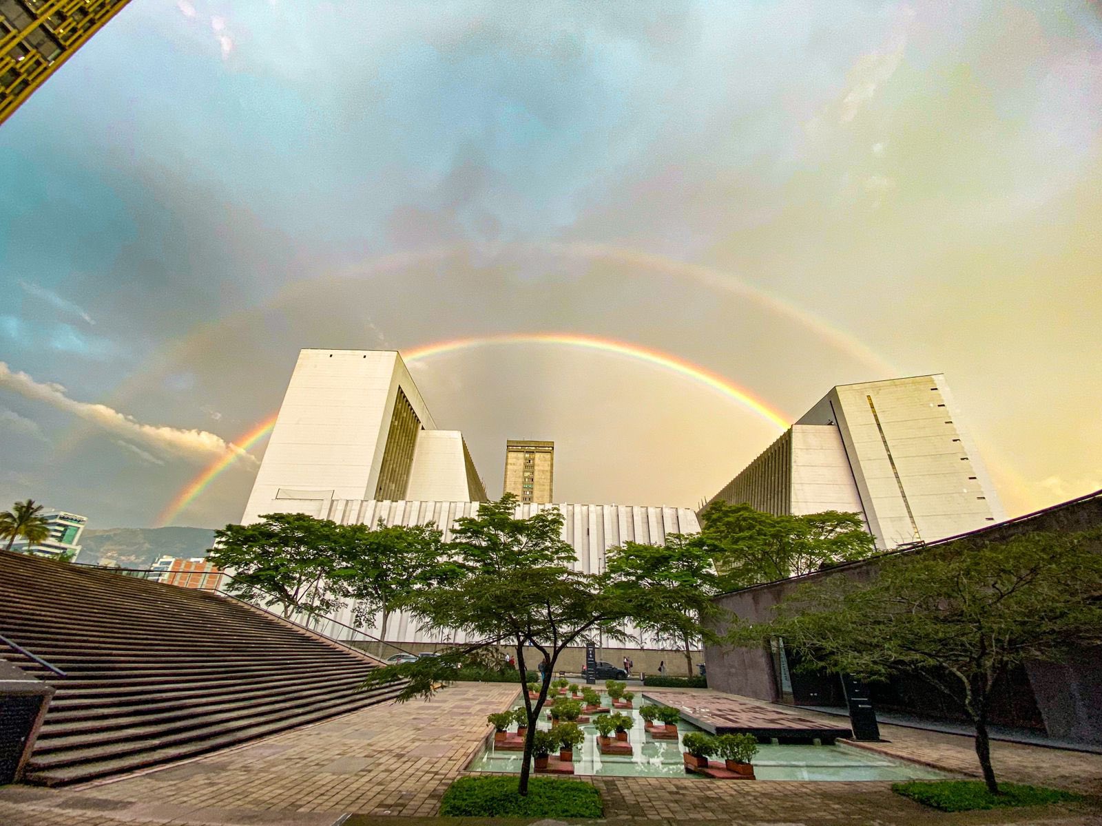 Hermoso doble arcoíris engalanó la tarde en Medellín