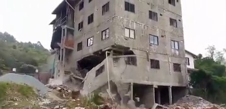 (Video) Momento en el que un edificio se desplomó en Guarne, Antioquia
